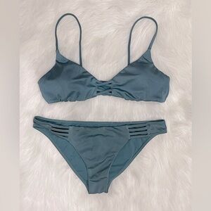 Billabong Women’s 2 piece swimsuit. Color Teal. Size M.